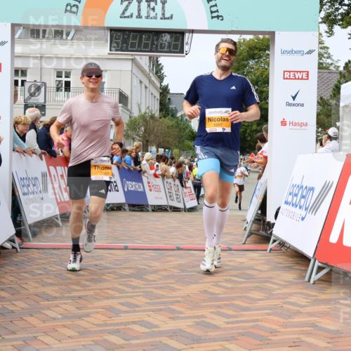 31.08.2025 - 21. Blankeneser Heldenlauf Strokosch-Dieckow http://msf.ph/oto/8697161 31.08.2025 12:18:56 Ziel 5553, 5507, 5506 meine-sportfotos.de