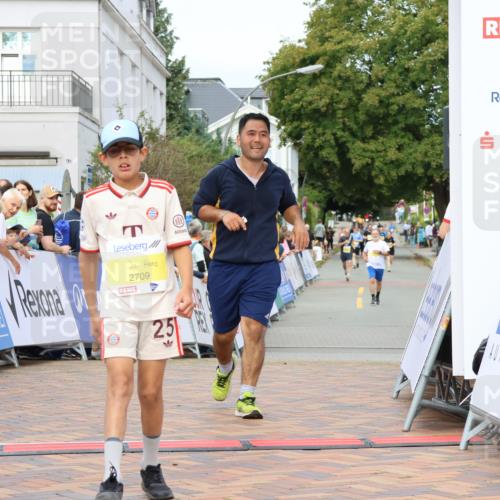 31.08.2025 - 21. Blankeneser Heldenlauf Strokosch-Dieckow http://msf.ph/oto/8697780 31.08.2025 10:27:32 Ziel 2715, 2463, 2725, 2533, 2709 meine-sportfotos.de