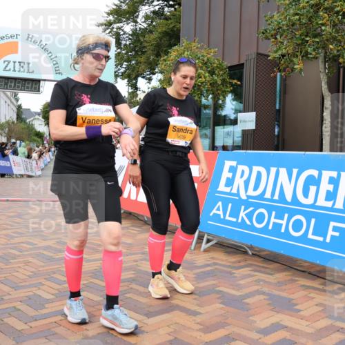31.08.2025 - 21. Blankeneser Heldenlauf Strokosch-Dieckow http://msf.ph/oto/8699068 31.08.2025 12:58:42 Ziel 5785, 5639, 5638 meine-sportfotos.de