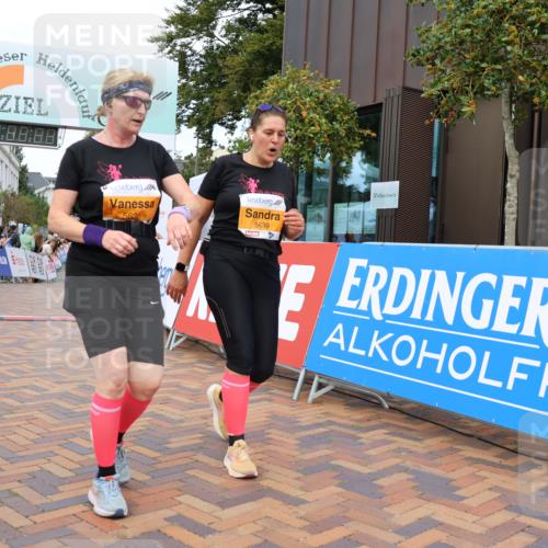 31.08.2025 - 21. Blankeneser Heldenlauf Strokosch-Dieckow http://msf.ph/oto/8699073 31.08.2025 12:58:42 Ziel 5785, 5639, 5638 meine-sportfotos.de