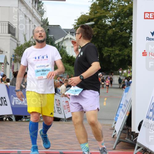 31.08.2025 - 21. Blankeneser Heldenlauf Strokosch-Dieckow http://msf.ph/oto/8699122 31.08.2025 12:58:08 Ziel 5348, 5428, 4101, 4100 meine-sportfotos.de