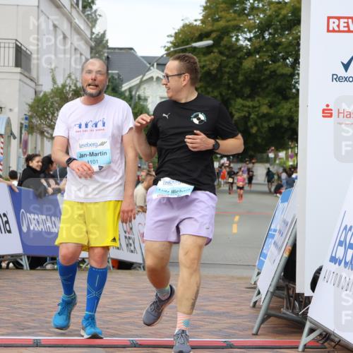 31.08.2025 - 21. Blankeneser Heldenlauf Strokosch-Dieckow http://msf.ph/oto/8699136 31.08.2025 12:58:08 Ziel 5348, 5428, 4101, 4100 meine-sportfotos.de