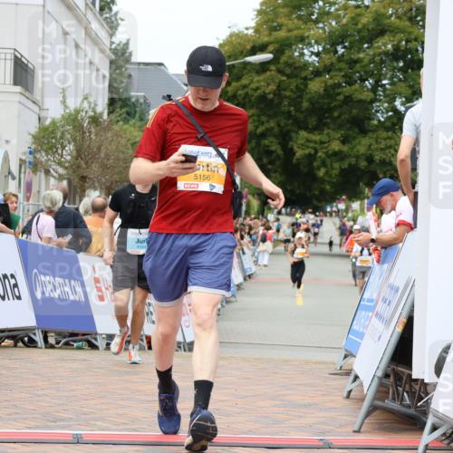 31.08.2025 - 21. Blankeneser Heldenlauf Strokosch-Dieckow http://msf.ph/oto/8699324 31.08.2025 12:44:57 Ziel 4262, 4263, 4164 meine-sportfotos.de