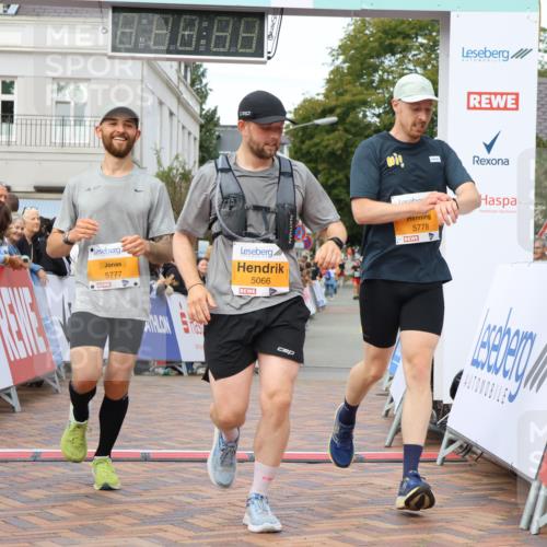 31.08.2025 - 21. Blankeneser Heldenlauf Strokosch-Dieckow http://msf.ph/oto/8699362 31.08.2025 12:56:54 Ziel 5066, 5778, 5777 meine-sportfotos.de