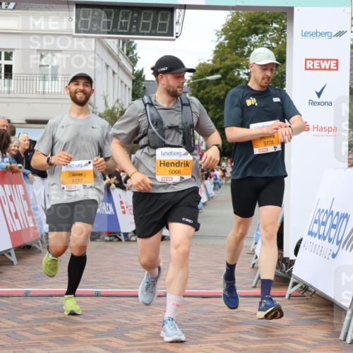 31.08.2025 - 21. Blankeneser Heldenlauf Strokosch-Dieckow http://msf.ph/oto/8699364 31.08.2025 12:56:54 Ziel 5066, 5778, 5777 meine-sportfotos.de
