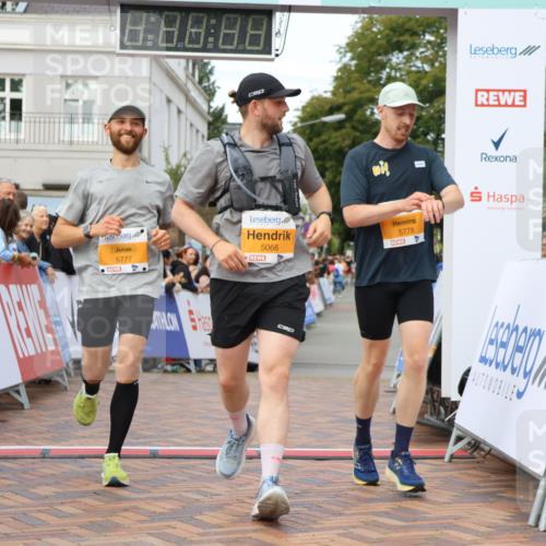 31.08.2025 - 21. Blankeneser Heldenlauf Strokosch-Dieckow http://msf.ph/oto/8699366 31.08.2025 12:56:54 Ziel 5066, 5778, 5777 meine-sportfotos.de