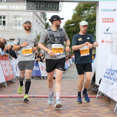 31.08.2025 - 21. Blankeneser Heldenlauf Strokosch-Dieckow http://msf.ph/oto/8699368 31.08.2025 12:56:54 Ziel 5066, 5778, 5777 meine-sportfotos.de
