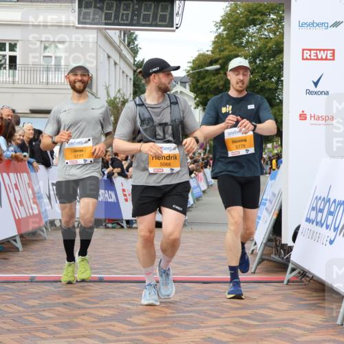 31.08.2025 - 21. Blankeneser Heldenlauf Strokosch-Dieckow http://msf.ph/oto/8699373 31.08.2025 12:56:54 Ziel 5066, 5778, 5777 meine-sportfotos.de