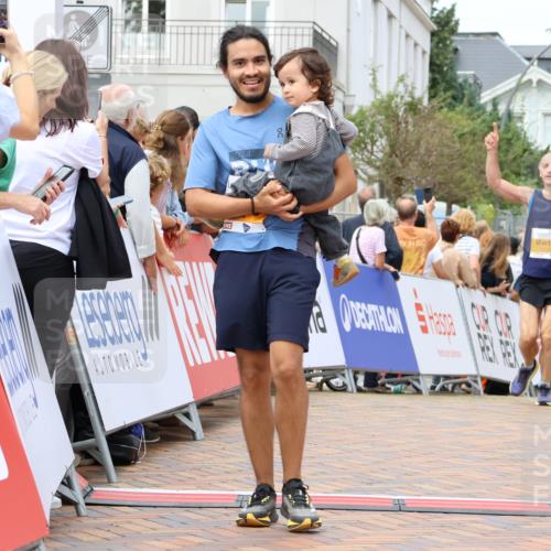 31.08.2025 - 21. Blankeneser Heldenlauf Strokosch-Dieckow http://msf.ph/oto/8699497 31.08.2025 12:43:37 Ziel 5444, 5519, 5539 meine-sportfotos.de