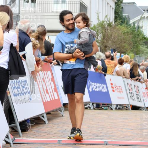 31.08.2025 - 21. Blankeneser Heldenlauf Strokosch-Dieckow http://msf.ph/oto/8699500 31.08.2025 12:43:36 Ziel 5444, 5519, 5539 meine-sportfotos.de