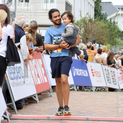 31.08.2025 - 21. Blankeneser Heldenlauf Strokosch-Dieckow http://msf.ph/oto/8699502 31.08.2025 12:43:36 Ziel 5444, 5519, 5539 meine-sportfotos.de