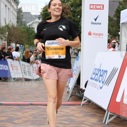 31.08.2025 - 21. Blankeneser Heldenlauf Strokosch-Dieckow http://msf.ph/oto/8699654 31.08.2025 12:55:32 Ziel 5047, 5048, 5753 meine-sportfotos.de