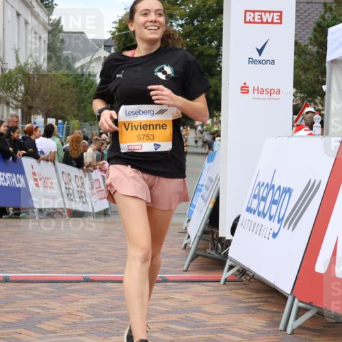 31.08.2025 - 21. Blankeneser Heldenlauf Strokosch-Dieckow http://msf.ph/oto/8699656 31.08.2025 12:55:32 Ziel 5047, 5048, 5753 meine-sportfotos.de