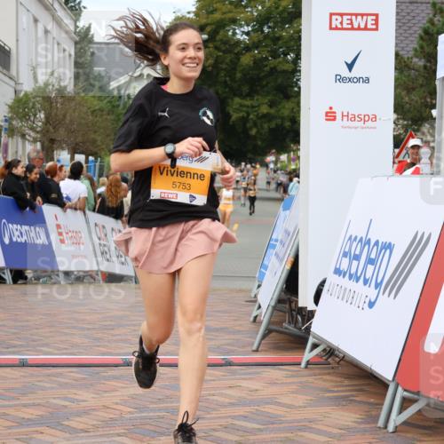 31.08.2025 - 21. Blankeneser Heldenlauf Strokosch-Dieckow http://msf.ph/oto/8699664 31.08.2025 12:55:32 Ziel 5047, 5048, 5753 meine-sportfotos.de