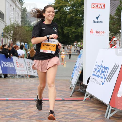 31.08.2025 - 21. Blankeneser Heldenlauf Strokosch-Dieckow http://msf.ph/oto/8699666 31.08.2025 12:55:32 Ziel 5047, 5048, 5753 meine-sportfotos.de