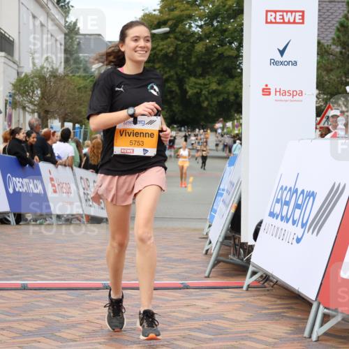31.08.2025 - 21. Blankeneser Heldenlauf Strokosch-Dieckow http://msf.ph/oto/8699669 31.08.2025 12:55:32 Ziel 5047, 5048, 5753 meine-sportfotos.de