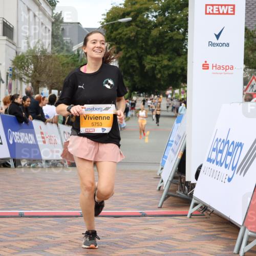 31.08.2025 - 21. Blankeneser Heldenlauf Strokosch-Dieckow http://msf.ph/oto/8699673 31.08.2025 12:55:32 Ziel 5047, 5048, 5753 meine-sportfotos.de