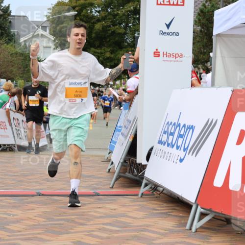 31.08.2025 - 21. Blankeneser Heldenlauf Strokosch-Dieckow http://msf.ph/oto/8699759 31.08.2025 12:41:56 Ziel 5834, 5407, 5114, 5076, 5374 meine-sportfotos.de