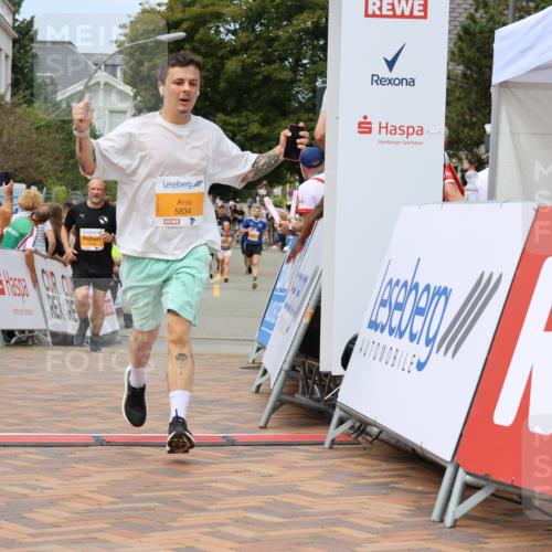 31.08.2025 - 21. Blankeneser Heldenlauf Strokosch-Dieckow http://msf.ph/oto/8699760 31.08.2025 12:41:56 Ziel 5834, 5407, 5114, 5076, 5374 meine-sportfotos.de