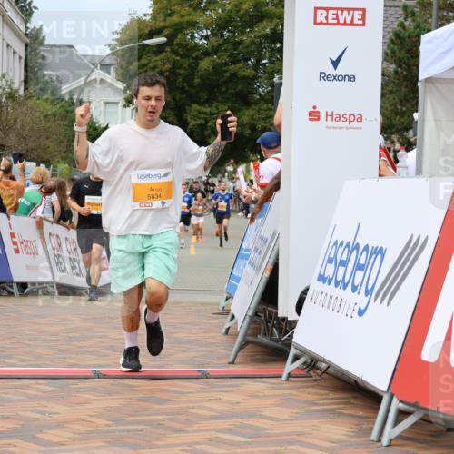 31.08.2025 - 21. Blankeneser Heldenlauf Strokosch-Dieckow http://msf.ph/oto/8699764 31.08.2025 12:41:56 Ziel 5834, 5407, 5114, 5076, 5374 meine-sportfotos.de
