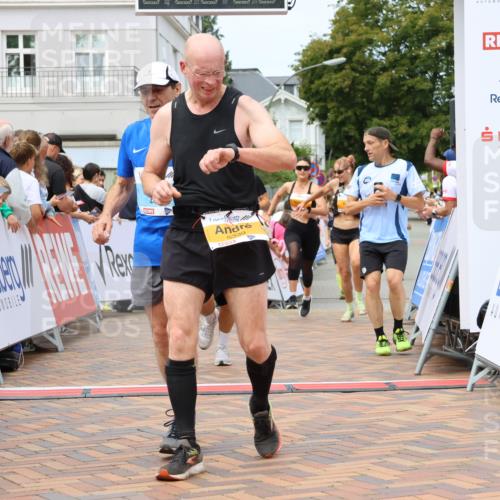31.08.2025 - 21. Blankeneser Heldenlauf Strokosch-Dieckow http://msf.ph/oto/8699807 31.08.2025 12:41:42 Ziel 5512, 5395, 5807, 5806, 5339, 5565, 4410, 4238 meine-sportfotos.de