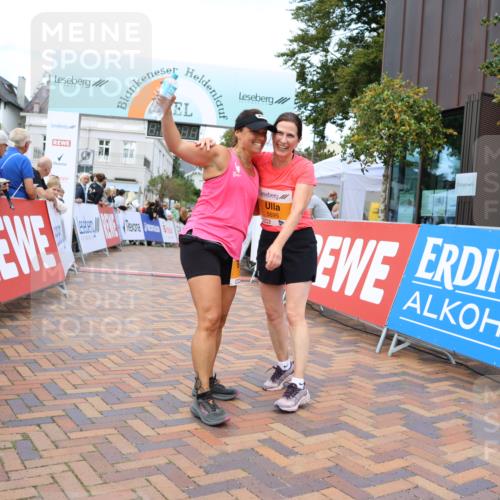31.08.2025 - 21. Blankeneser Heldenlauf Strokosch-Dieckow http://msf.ph/oto/8699841 31.08.2025 12:54:42 Ziel 5696, 5695 meine-sportfotos.de
