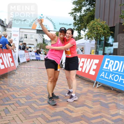 31.08.2025 - 21. Blankeneser Heldenlauf Strokosch-Dieckow http://msf.ph/oto/8699846 31.08.2025 12:54:42 Ziel 5696, 5695 meine-sportfotos.de