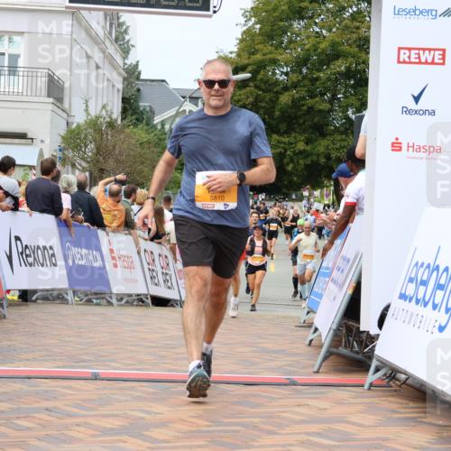 31.08.2025 - 21. Blankeneser Heldenlauf Strokosch-Dieckow http://msf.ph/oto/8699850 31.08.2025 12:41:25 Ziel 5810, 5829 meine-sportfotos.de