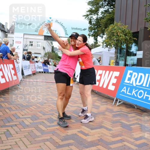 31.08.2025 - 21. Blankeneser Heldenlauf Strokosch-Dieckow http://msf.ph/oto/8699851 31.08.2025 12:54:42 Ziel 5696, 5695 meine-sportfotos.de