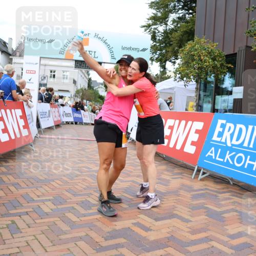 31.08.2025 - 21. Blankeneser Heldenlauf Strokosch-Dieckow http://msf.ph/oto/8699858 31.08.2025 12:54:41 Ziel 5696, 5695 meine-sportfotos.de