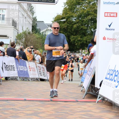 31.08.2025 - 21. Blankeneser Heldenlauf Strokosch-Dieckow http://msf.ph/oto/8699863 31.08.2025 12:41:24 Ziel 5810, 5829 meine-sportfotos.de