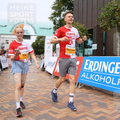 31.08.2025 - 21. Blankeneser Heldenlauf Strokosch-Dieckow http://msf.ph/oto/8699872 31.08.2025 12:41:11 Ziel 5678, 5626, 5625 meine-sportfotos.de