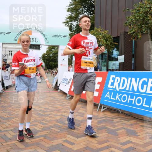 31.08.2025 - 21. Blankeneser Heldenlauf Strokosch-Dieckow http://msf.ph/oto/8699874 31.08.2025 12:41:11 Ziel 5678, 5626, 5625 meine-sportfotos.de
