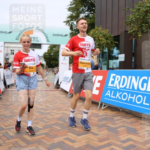 31.08.2025 - 21. Blankeneser Heldenlauf Strokosch-Dieckow http://msf.ph/oto/8699876 31.08.2025 12:41:11 Ziel 5678, 5626, 5625 meine-sportfotos.de