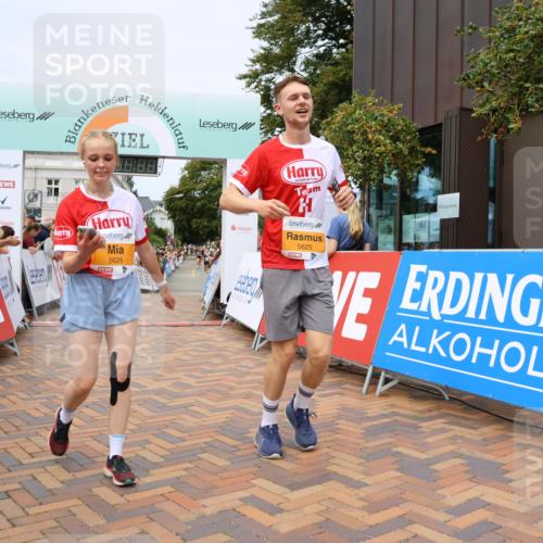 31.08.2025 - 21. Blankeneser Heldenlauf Strokosch-Dieckow http://msf.ph/oto/8699877 31.08.2025 12:41:11 Ziel 5678, 5626, 5625 meine-sportfotos.de