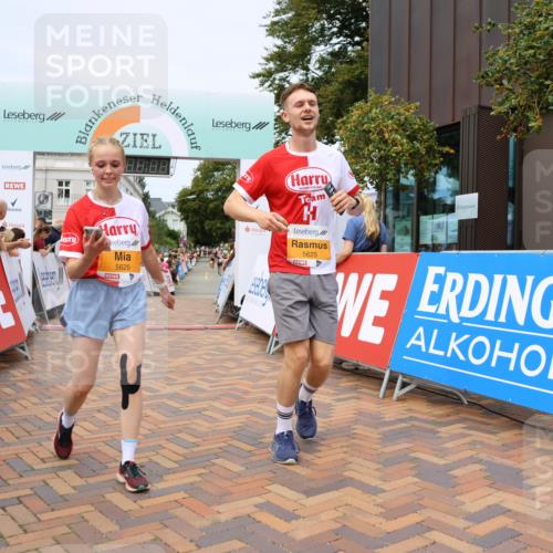 31.08.2025 - 21. Blankeneser Heldenlauf Strokosch-Dieckow http://msf.ph/oto/8699879 31.08.2025 12:41:11 Ziel 5678, 5626, 5625 meine-sportfotos.de