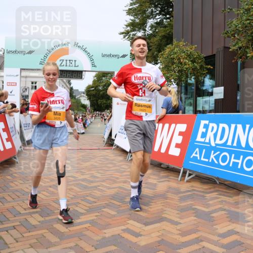 31.08.2025 - 21. Blankeneser Heldenlauf Strokosch-Dieckow http://msf.ph/oto/8699881 31.08.2025 12:41:11 Ziel 5678, 5626, 5625 meine-sportfotos.de