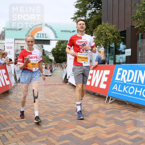 31.08.2025 - 21. Blankeneser Heldenlauf Strokosch-Dieckow http://msf.ph/oto/8699883 31.08.2025 12:41:11 Ziel 5678, 5626, 5625 meine-sportfotos.de