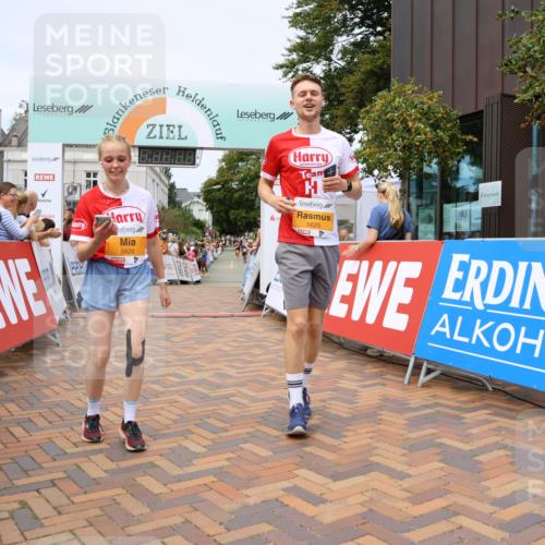 31.08.2025 - 21. Blankeneser Heldenlauf Strokosch-Dieckow http://msf.ph/oto/8699885 31.08.2025 12:41:11 Ziel 5678, 5626, 5625 meine-sportfotos.de