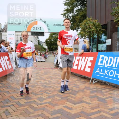 31.08.2025 - 21. Blankeneser Heldenlauf Strokosch-Dieckow http://msf.ph/oto/8699887 31.08.2025 12:41:11 Ziel 5678, 5626, 5625 meine-sportfotos.de
