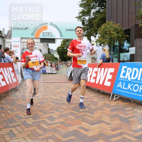 31.08.2025 - 21. Blankeneser Heldenlauf Strokosch-Dieckow http://msf.ph/oto/8699890 31.08.2025 12:41:10 Ziel 5677, 5678, 5626, 5625 meine-sportfotos.de