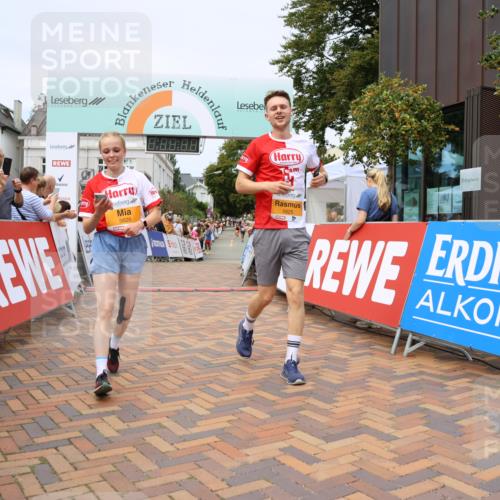31.08.2025 - 21. Blankeneser Heldenlauf Strokosch-Dieckow http://msf.ph/oto/8699892 31.08.2025 12:41:10 Ziel 5677, 5678, 5626, 5625 meine-sportfotos.de
