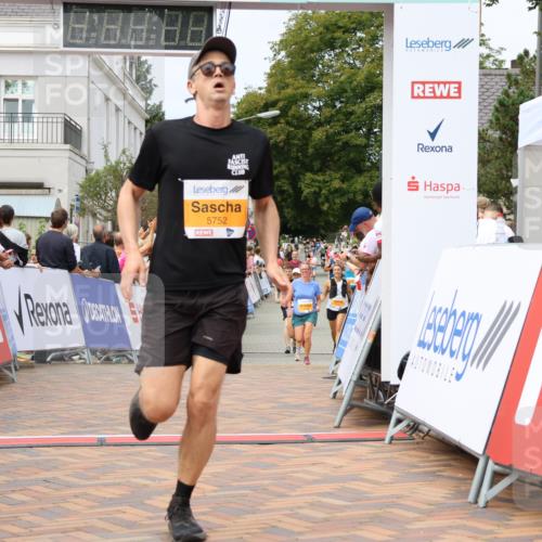 31.08.2025 - 21. Blankeneser Heldenlauf Strokosch-Dieckow http://msf.ph/oto/8700019 31.08.2025 12:40:49 Ziel 5636, 5289, 5752 meine-sportfotos.de