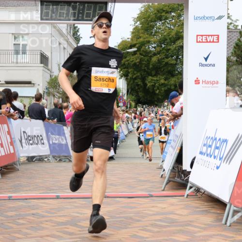 31.08.2025 - 21. Blankeneser Heldenlauf Strokosch-Dieckow http://msf.ph/oto/8700022 31.08.2025 12:40:49 Ziel 5636, 5289, 5752 meine-sportfotos.de