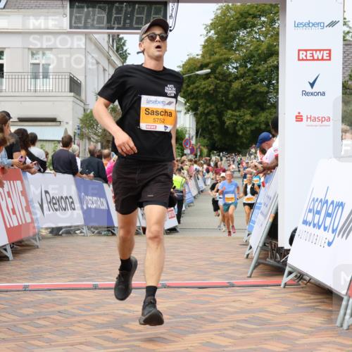 31.08.2025 - 21. Blankeneser Heldenlauf Strokosch-Dieckow http://msf.ph/oto/8700025 31.08.2025 12:40:49 Ziel 5636, 5289, 5752 meine-sportfotos.de