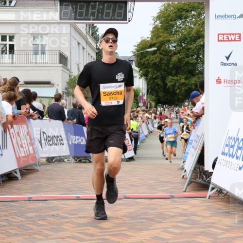 31.08.2025 - 21. Blankeneser Heldenlauf Strokosch-Dieckow http://msf.ph/oto/8700028 31.08.2025 12:40:49 Ziel 5636, 5289, 5752 meine-sportfotos.de