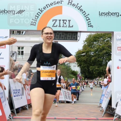 31.08.2025 - 21. Blankeneser Heldenlauf Strokosch-Dieckow http://msf.ph/oto/8700102 31.08.2025 12:40:21 Ziel 5449, 5351, 5645 meine-sportfotos.de