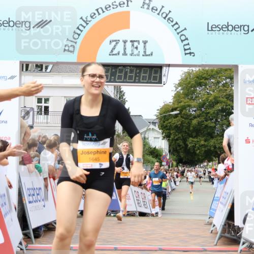 31.08.2025 - 21. Blankeneser Heldenlauf Strokosch-Dieckow http://msf.ph/oto/8700106 31.08.2025 12:40:21 Ziel 5449, 5351, 5645 meine-sportfotos.de