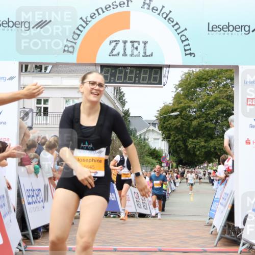 31.08.2025 - 21. Blankeneser Heldenlauf Strokosch-Dieckow http://msf.ph/oto/8700108 31.08.2025 12:40:21 Ziel 5449, 5351, 5645 meine-sportfotos.de