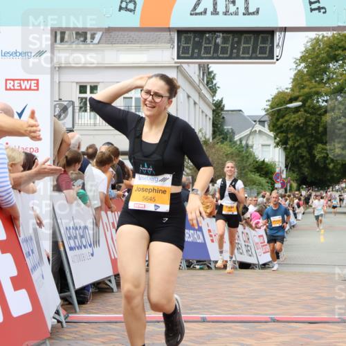 31.08.2025 - 21. Blankeneser Heldenlauf Strokosch-Dieckow http://msf.ph/oto/8700111 31.08.2025 12:40:21 Ziel 5449, 5351, 5645 meine-sportfotos.de